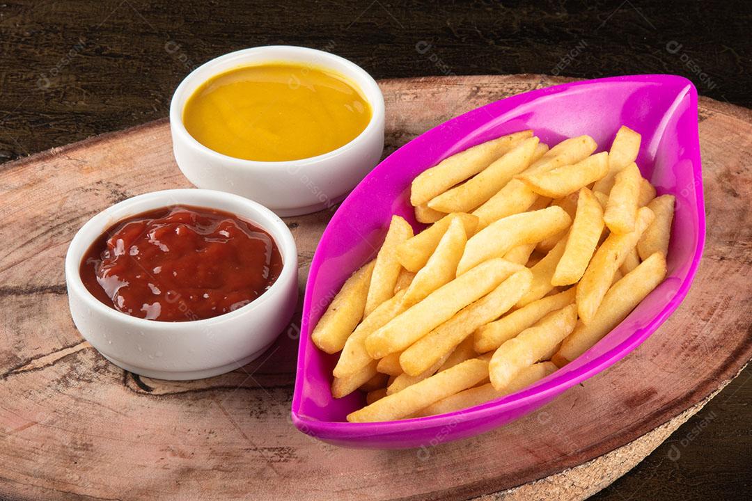 Foto Deliciosas Batatas Fritas Em Uma Tigela Rosa Com Molhos de Ketchup e Mostarda