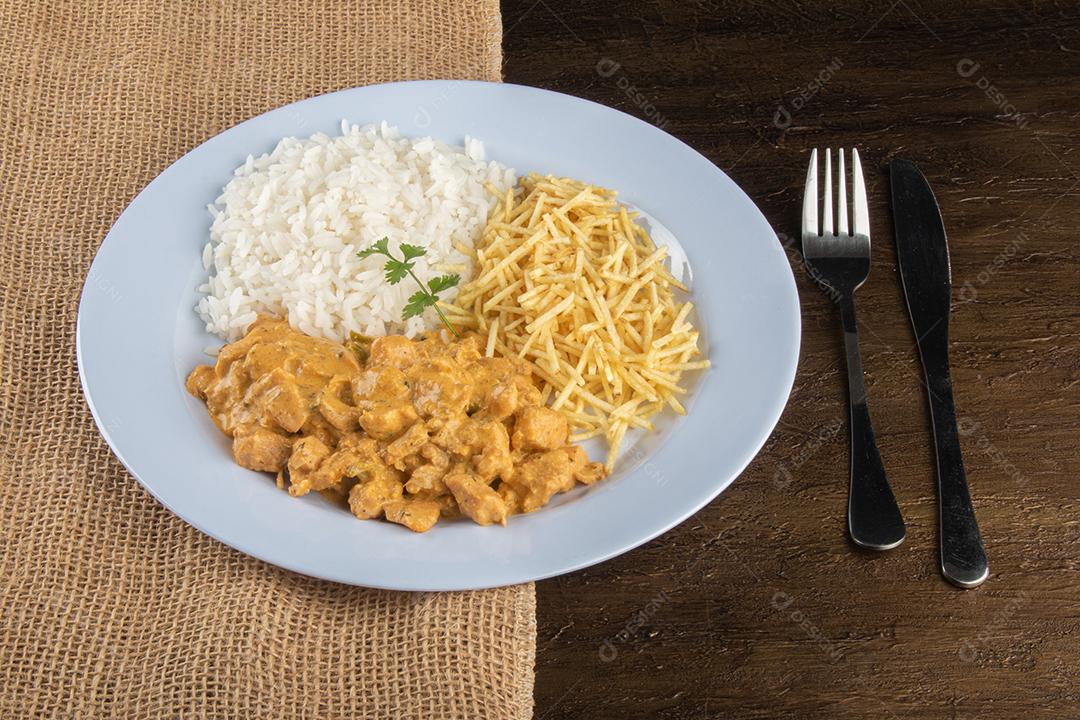 Prato de Comida Com Estrogonofe de Frango e Arroz e Batatas Fritas Imagem JPG