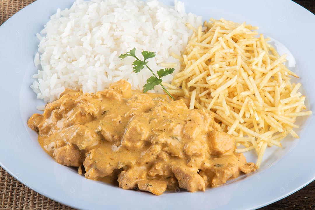 Prato de Comida Com Estrogonofe de Frango e Arroz e Batatas Fritas Imagem JPG
