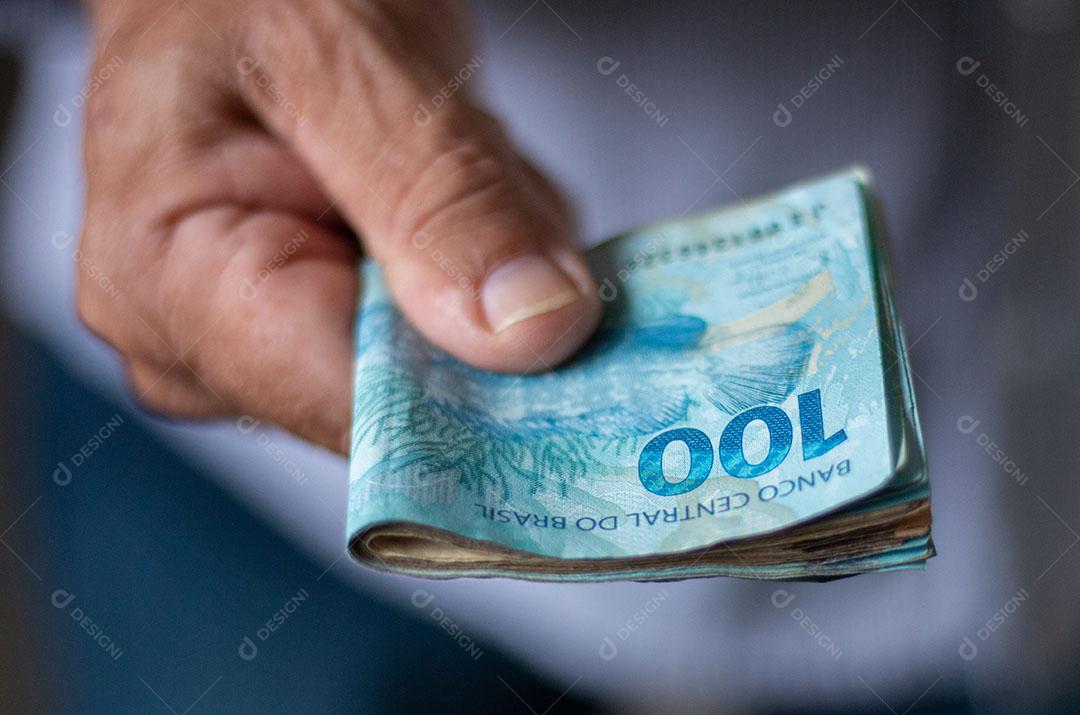 Homem Segurando Notas de Dinheiro Brasileiro Com a Mão Imagem JPG