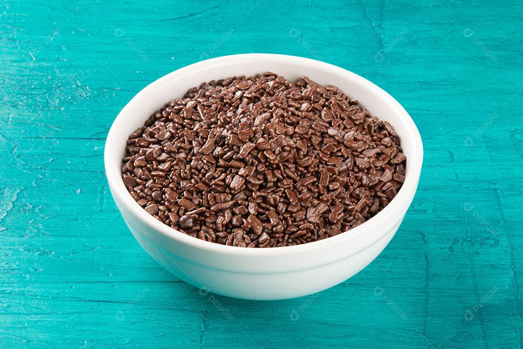 Chocolate Granulado Em Tigela Branca Com Fundo Amarelo Imagem JPG