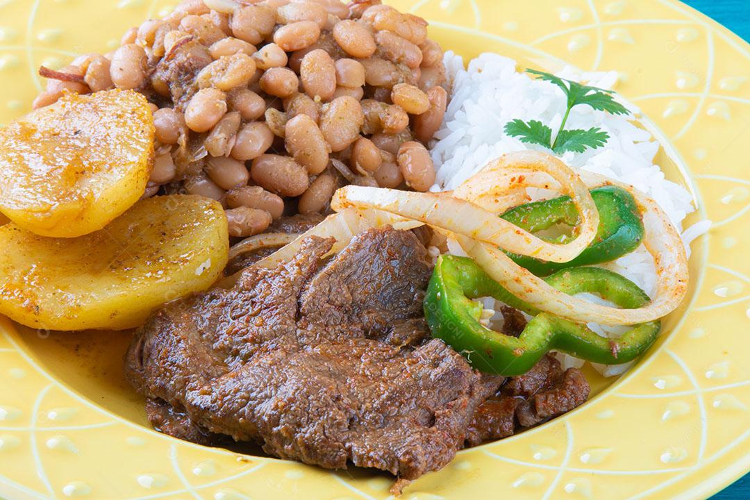 Prato de Comida de Almoço Brasileiro Com Fundo Branco Imagem JPG