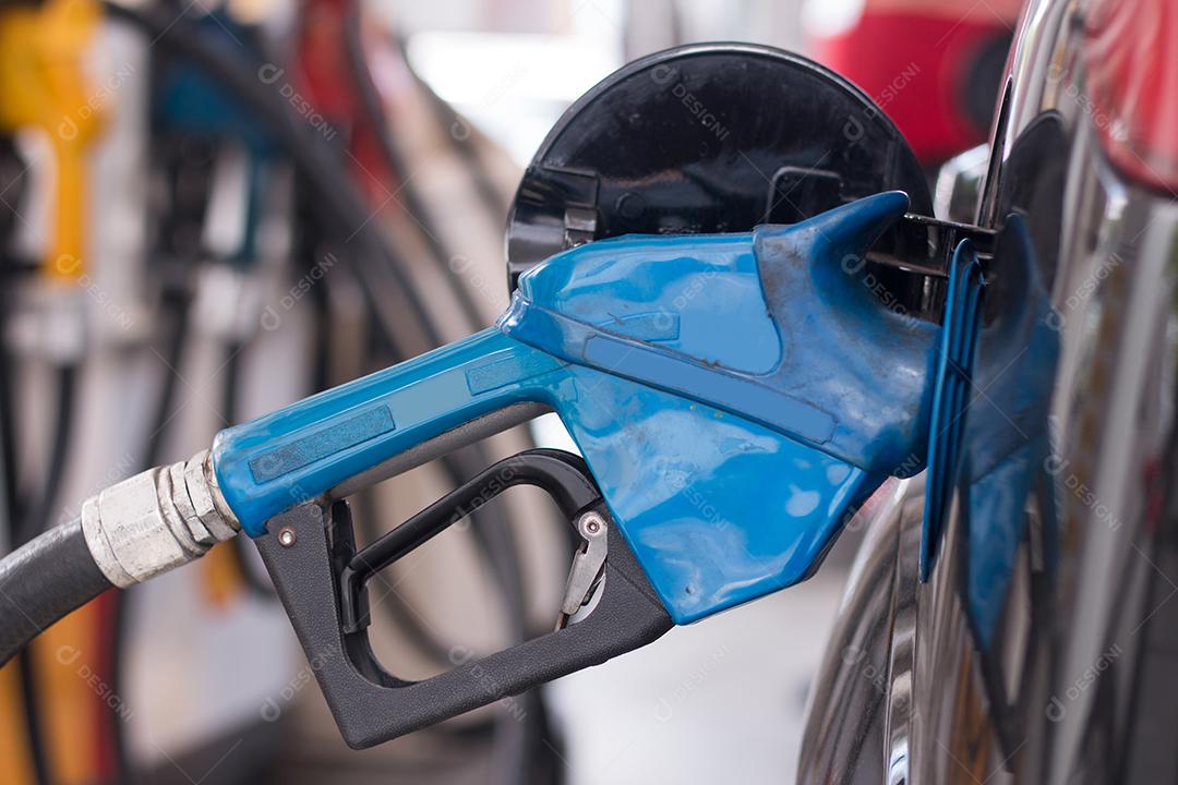Fazendo Abastecimento Com Gasolina Em Veículo Em Posto de Combustível Imagem JPG