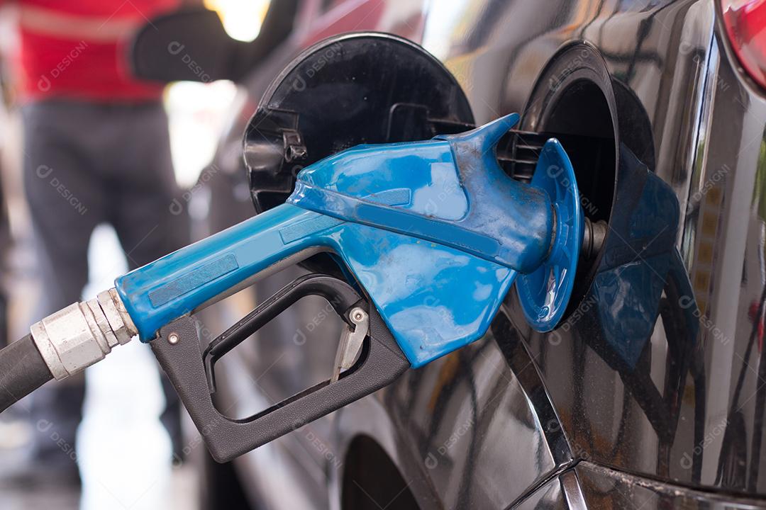 Fazendo Abastecimento Com Gasolina Em Veículo Em Posto de Combustível Imagem JPG
