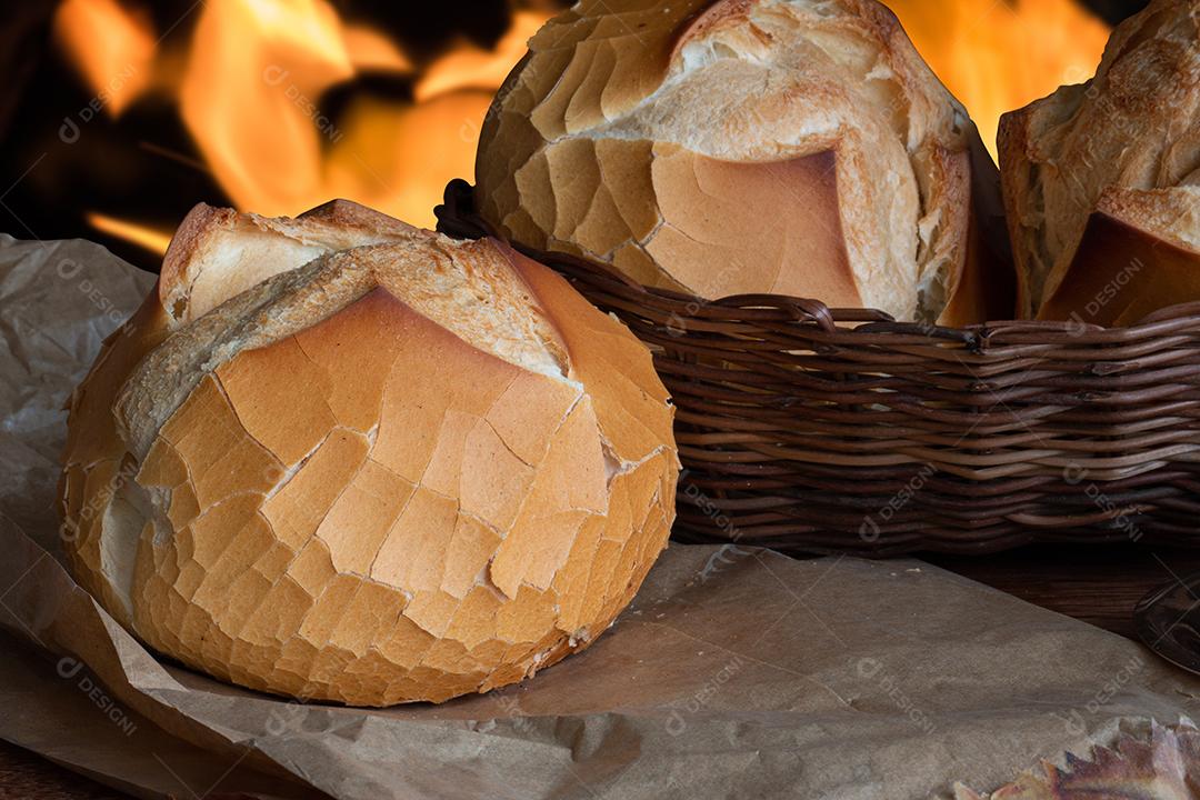 Foto Pão Fresco na Padaria Rústica Com Forno Tradicional Forno Com Fogo Desfocado
