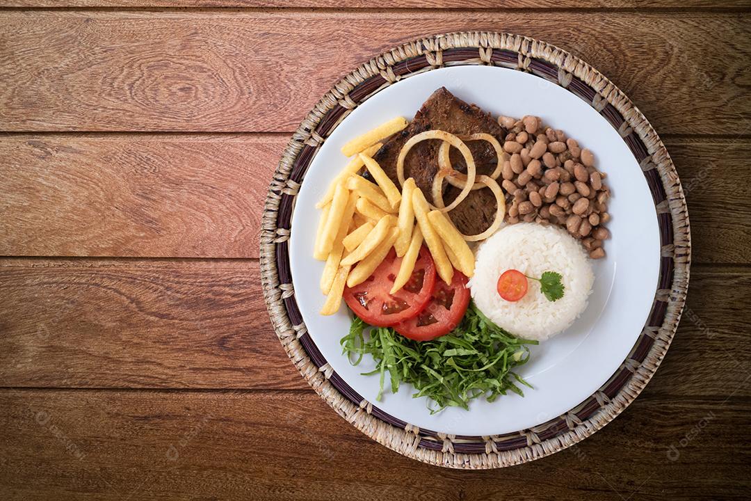 Prato de Almoço Brasileiro Isolado Em Fundo de Madeira Imagem JPG