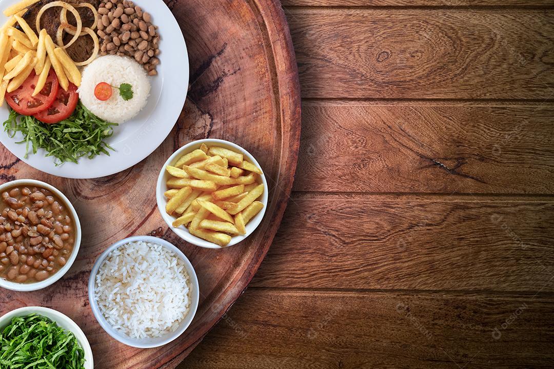 Prato de Almoço Brasileiro Isolado Em Fundo de Madeira Imagem JPG