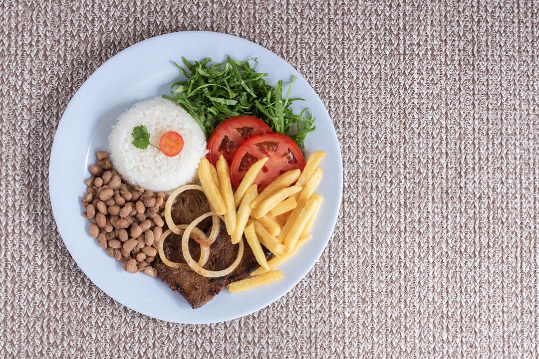 Prato de Almoço Brasileiro Isolado Em Fundo de Madeira Imagem JPG