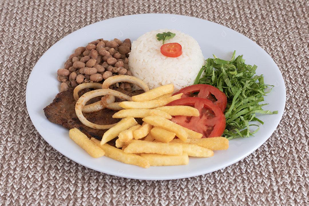 Prato de Almoço Brasileiro Isolado Em Fundo de Madeira Imagem JPG
