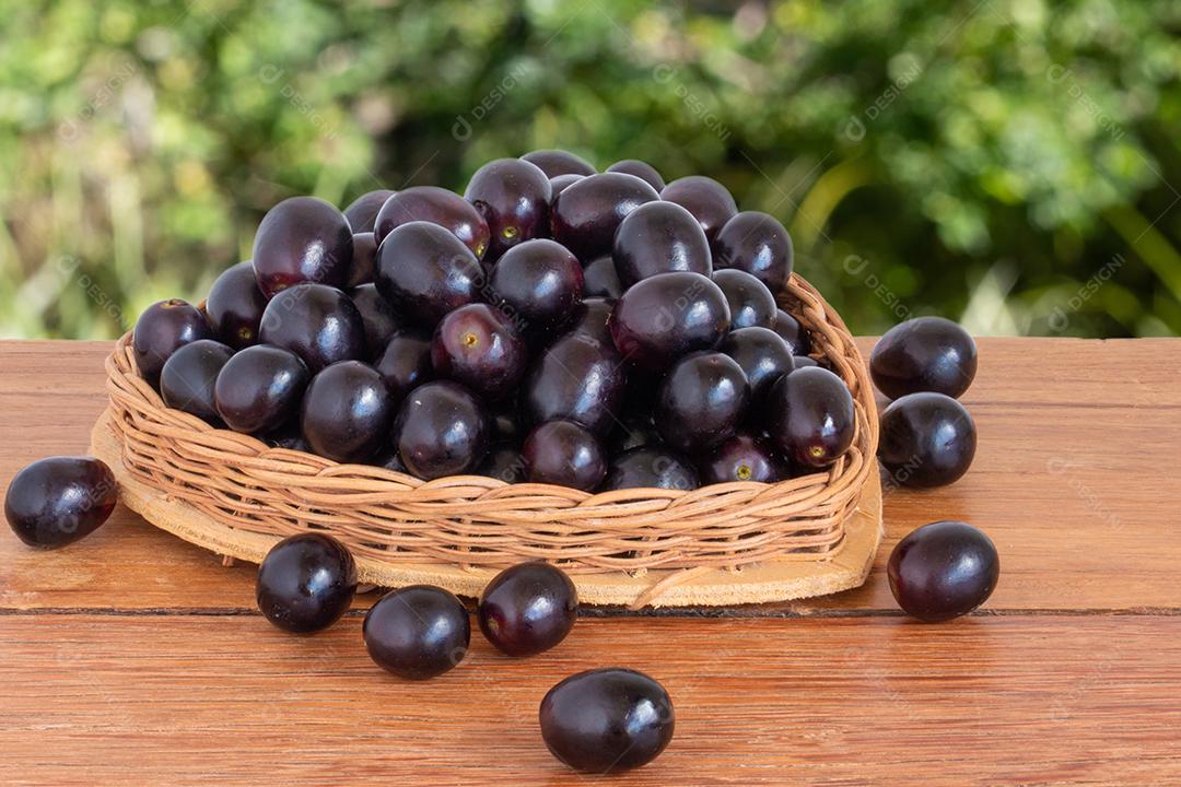 Uvas Roxas na Cesta Com Forma de Coração na Mesa de Madeira Imagem JPG