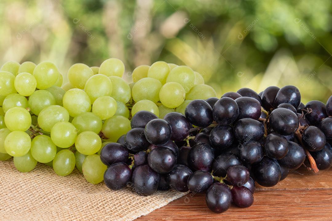 Uvas Roxas na Cesta Com Forma de Coração na Mesa de Madeira Imagem JPG