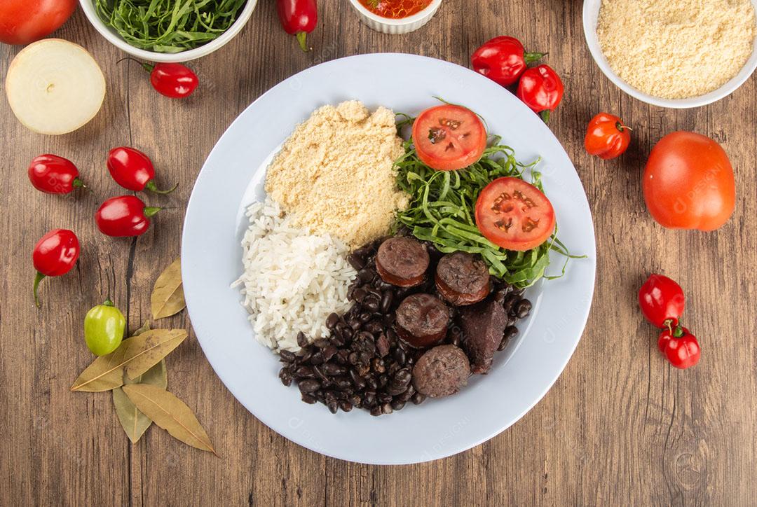 Feijoada Comida Tradicional Brasileira Vista do Topo Formato Imagem JPG