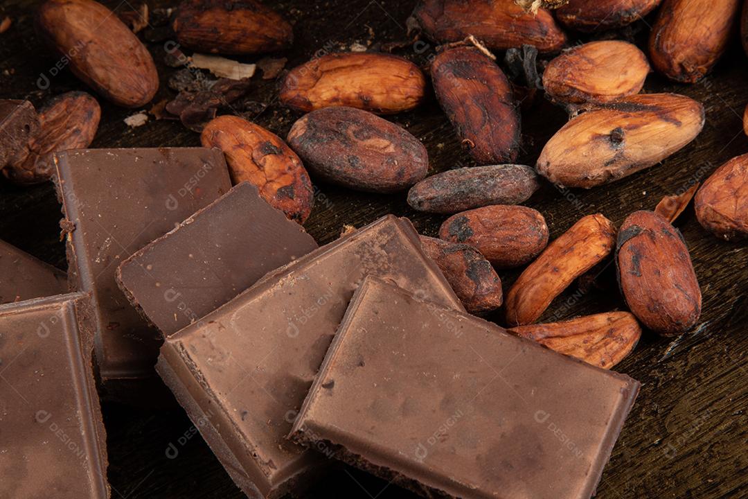 Pedaços de Chocolate Em Grãos de Cacau Cru Imagem JPG