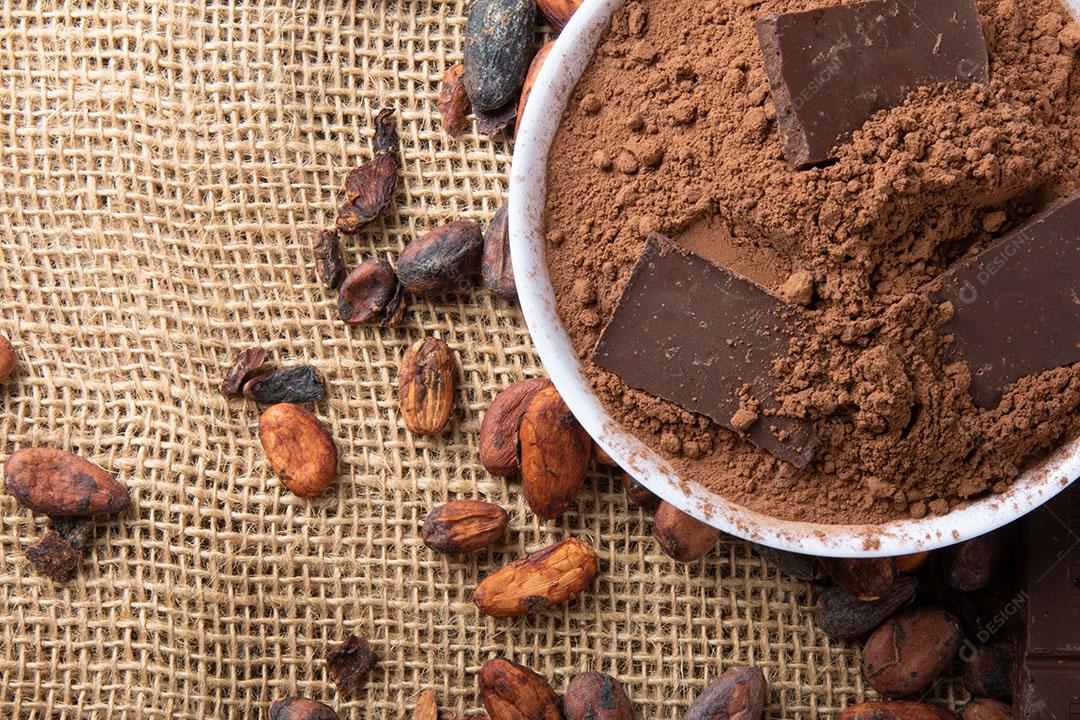 Foto Cacau Em Pó Com Pedaços de Chocolate Em Grãos de Cacau Cru