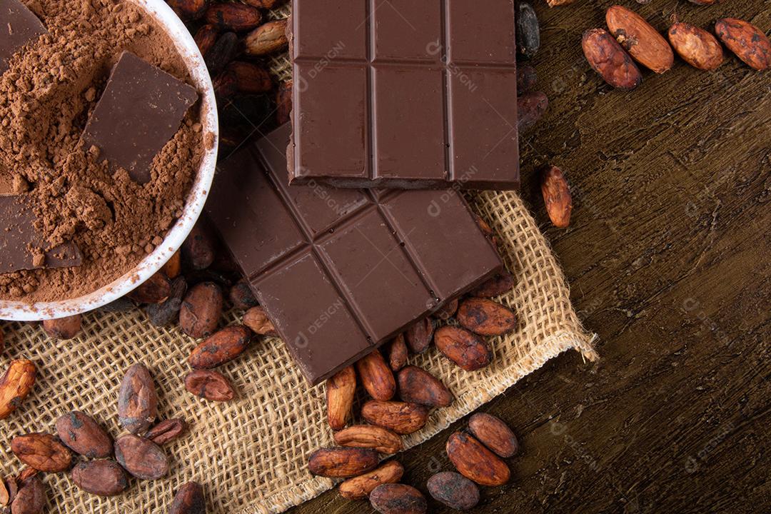 Foto Cacau Em Pó Com Pedaços de Chocolate Em Grãos de Cacau Cru
