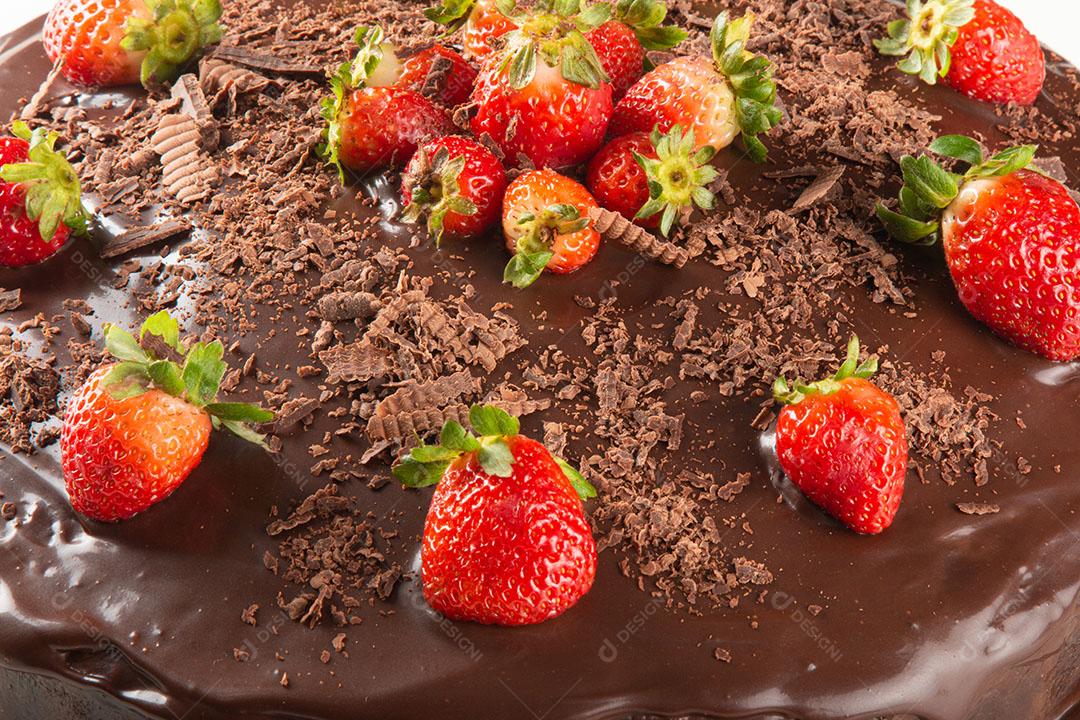 Bolo de Chocolate Com Morango Isolado no Fundo Branco Imagem JPG