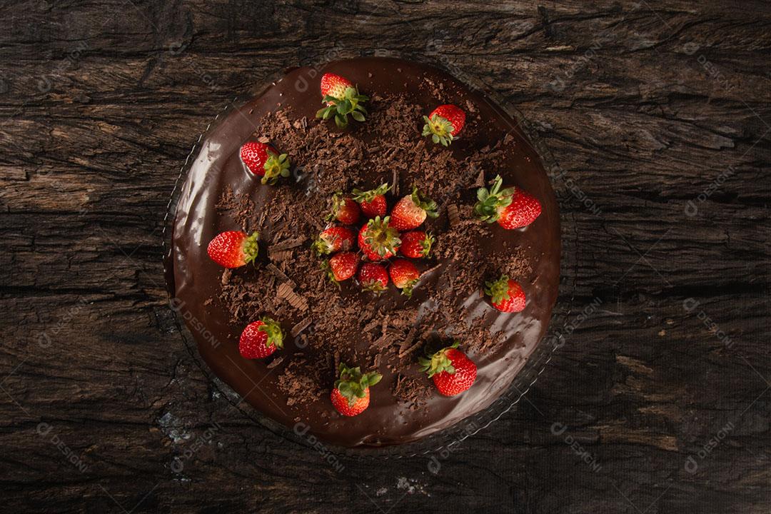Bolo de Chocolate Com Morango Isolado no Fundo Branco Imagem JPG
