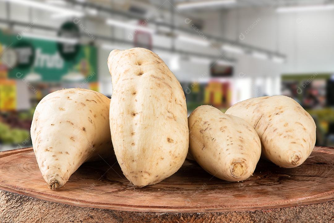 Batata Doce na Madeira no Fundo Desfocado Imagem JPG