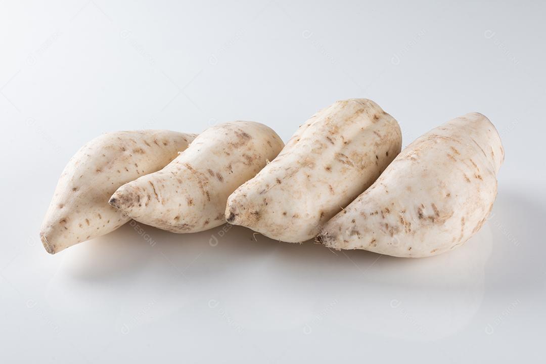 Batata Doce na Madeira no Fundo Desfocado Imagem JPG