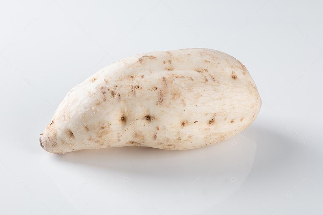 Batata Doce na Madeira no Fundo Desfocado Imagem JPG