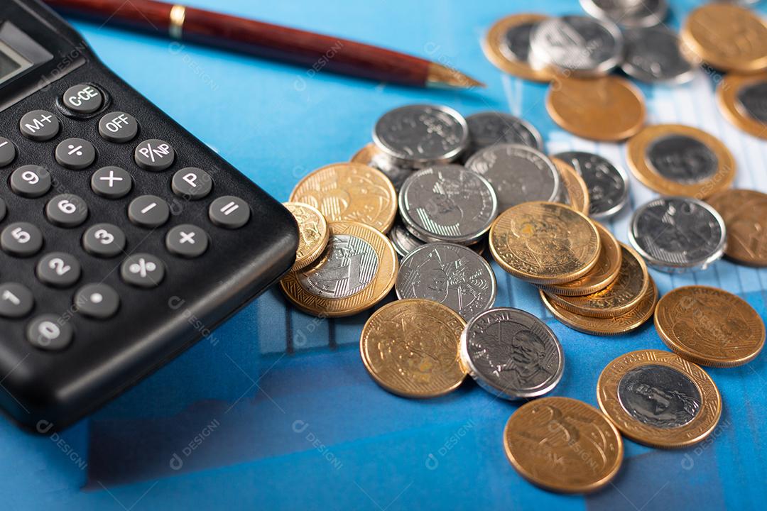 Gráfico Financeiro Com Moedas Brasileiras Calculadora e Caneta Imagem JPG