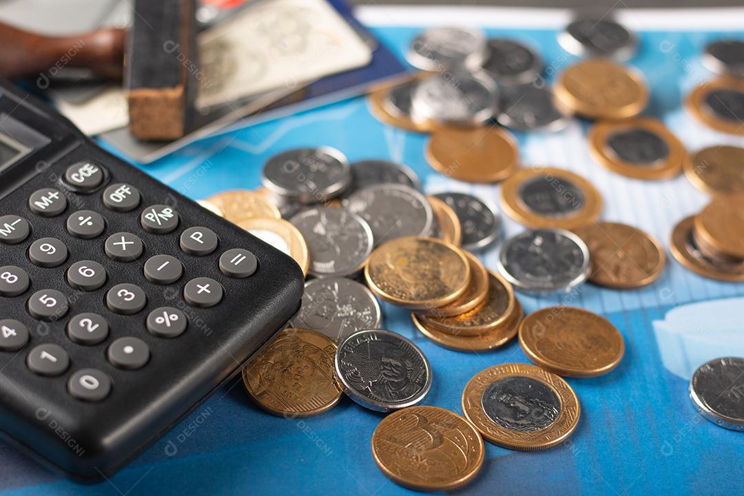 Gráfico Financeiro Com Moedas Brasileiras Calculadora e Caneta Imagem JPG
