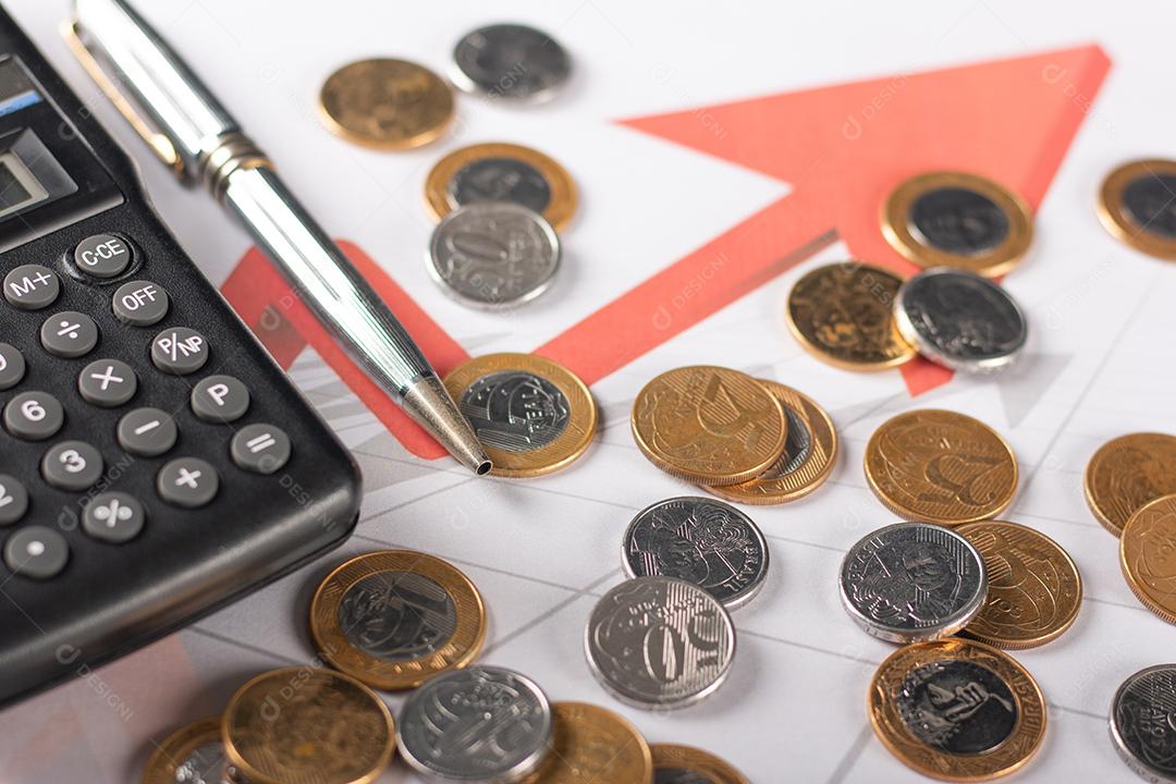 Gráfico Financeiro Com Moedas Brasileiras Calculadora e Caneta Imagem JPG