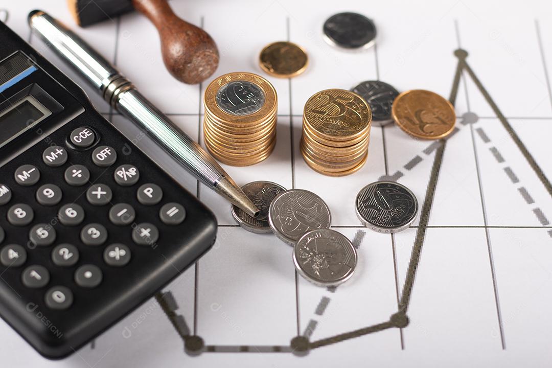 Foto Gráfico Financeiro Com Moedas Brasileiras Calculadora e Caneta