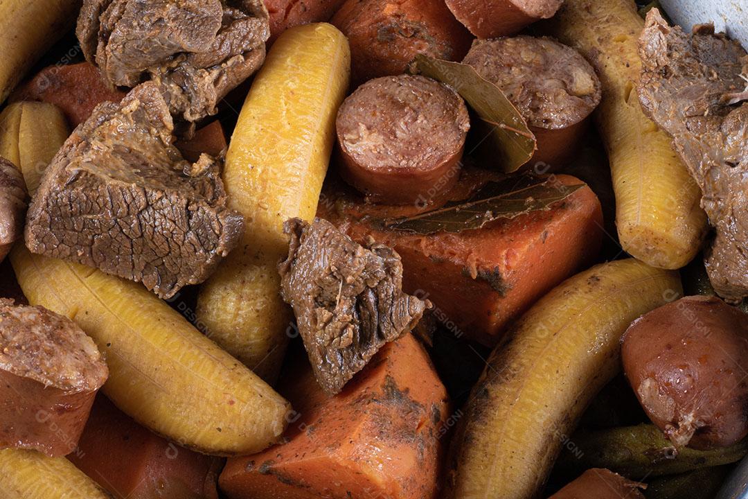 Panela de Ferro Preto Com Comida Brasileira Cozida Imagem JPG