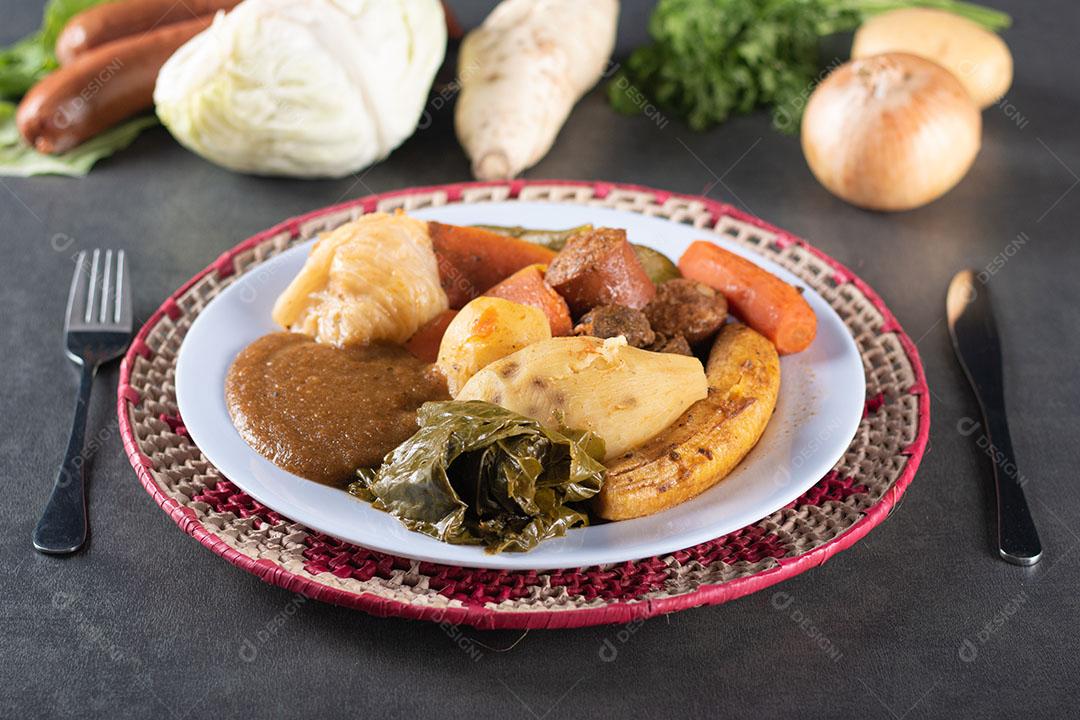 Panela de Ferro Preto Com Comida Brasileira Cozida Imagem JPG