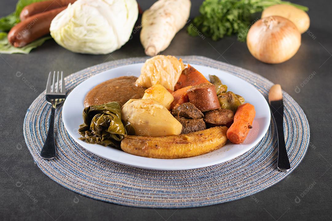 Cozido é Um Prato de Comida Brasileira Em Fundo Cinza Imagem JPG