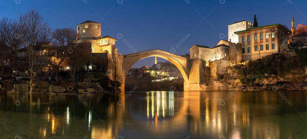 vista da ponte medieval otomana de Mostar na Bósnia e Herz