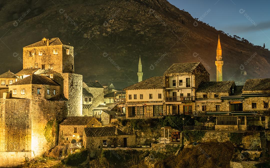 vista da cidade velha de Mostar com torre de ponte e minaretes mesquita