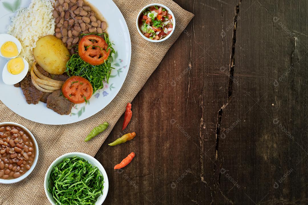 Prato de Comida Brasileira Fundo de Madeira Vista do Topo Imagem JPG