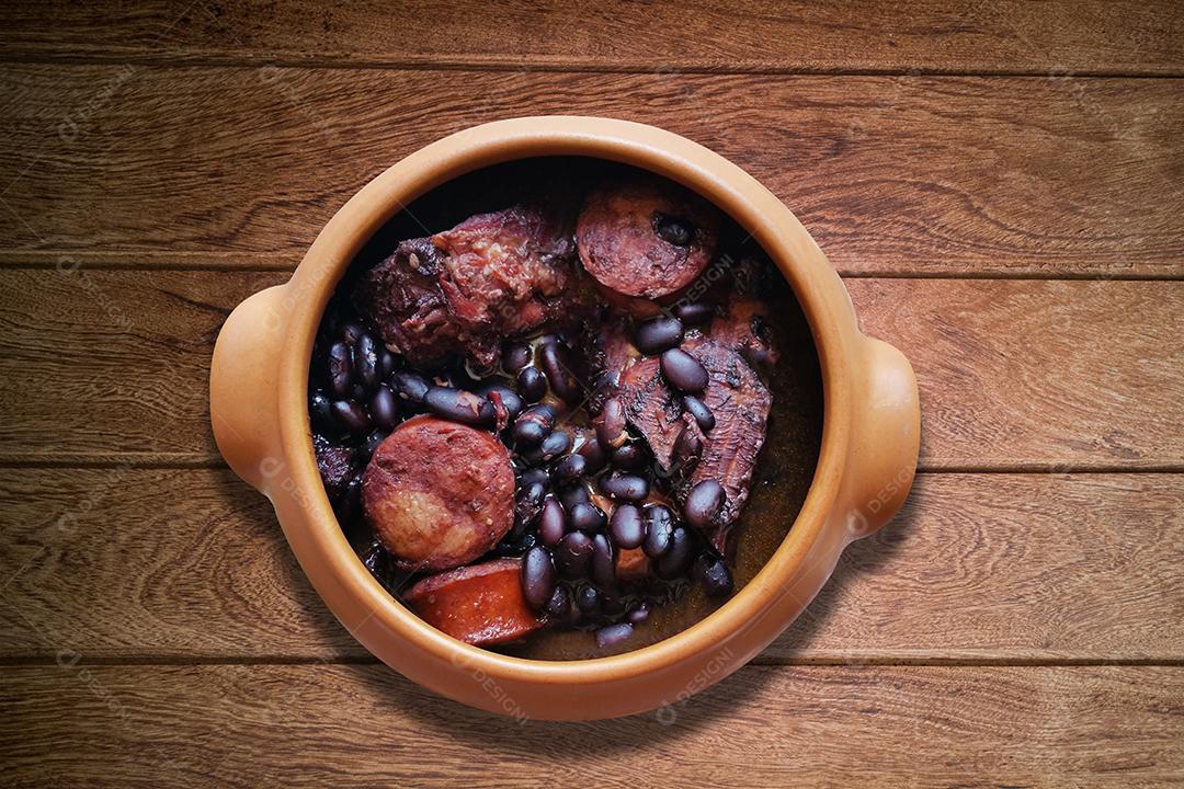 Feijoada Comida Tradicional Brasileira Isolado Em Fundo de Madeira Imagem JPG