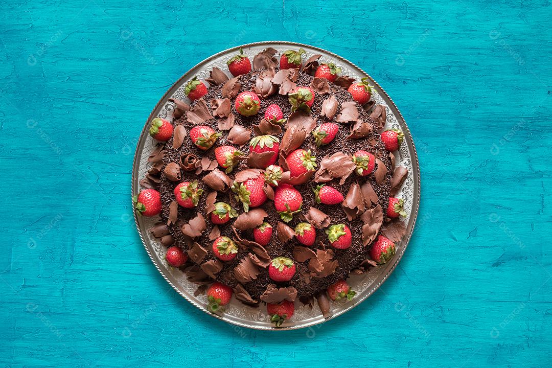 Bolo de Chocolate Com Morangos Isolado Em Fundo Azul Imagem JPG