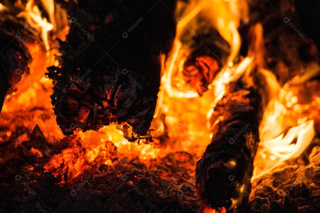 Fogueira Queimando Lenhas E Brasas Imagem JPG