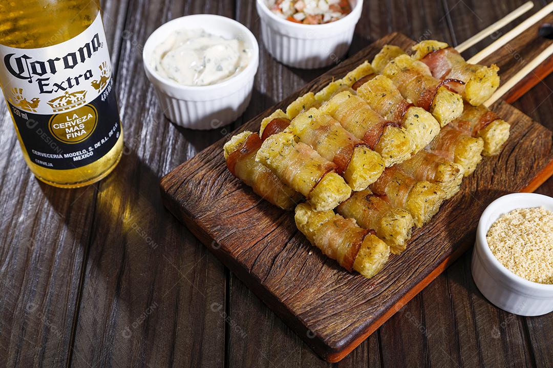 Fotos Espetinhos de mandioca enrolados no bacon medalhão de mandioca