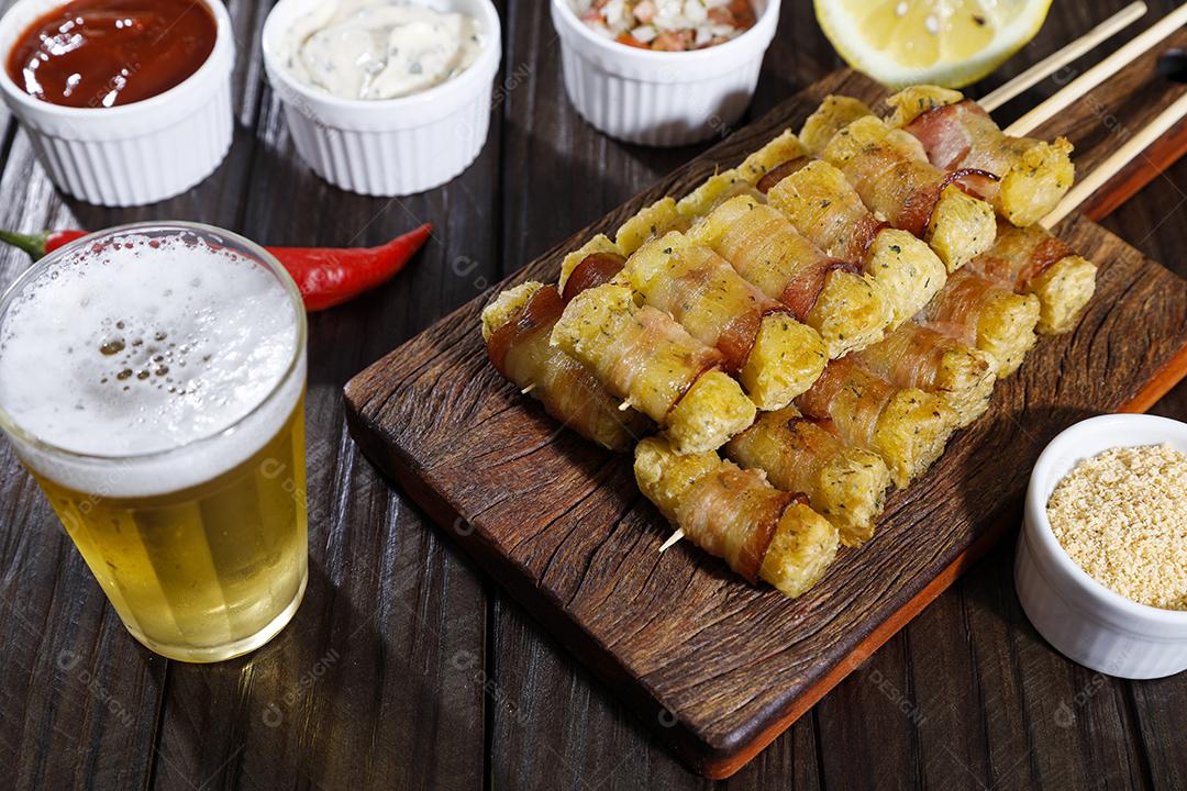 Espetinhos de mandioca enrolados no bacon medalhão de mandioca Imagem JPG