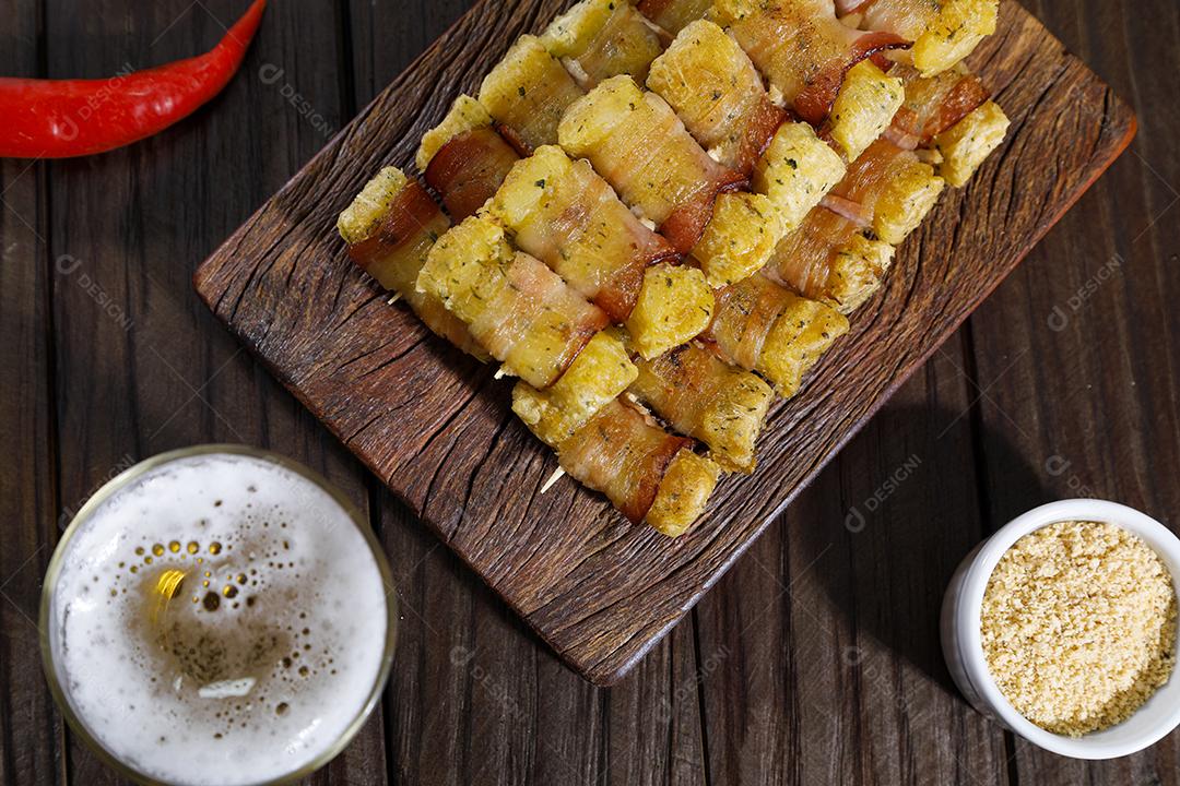 Espetinhos de mandioca enrolados no bacon medalhão de mandioca Imagem JPG