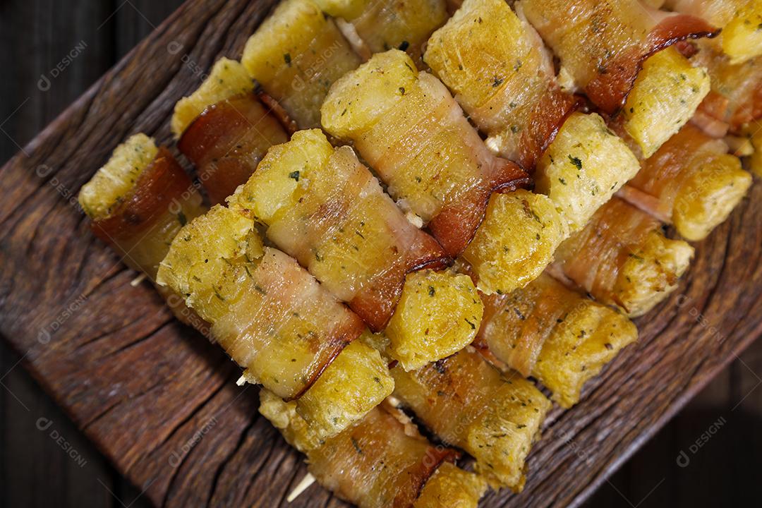 Espetinhos de mandioca enrolados no bacon medalhão de mandioca Imagem JPG
