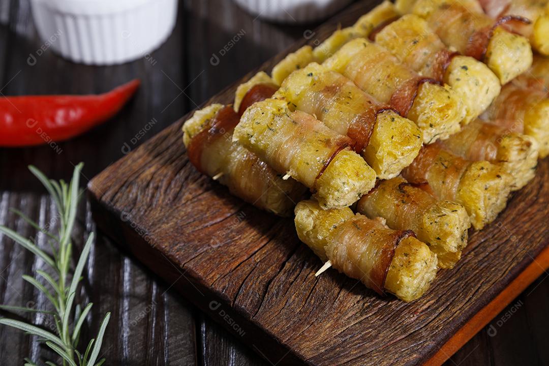 Espetinhos de mandioca enrolados no bacon medalhão de mandioca Imagem JPG