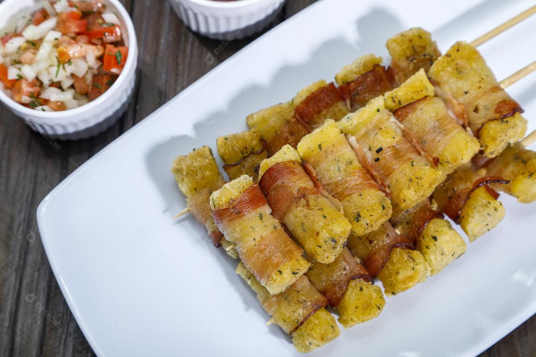 Espetinhos de mandioca enrolados no bacon medalhão de mandioca Imagem JPG