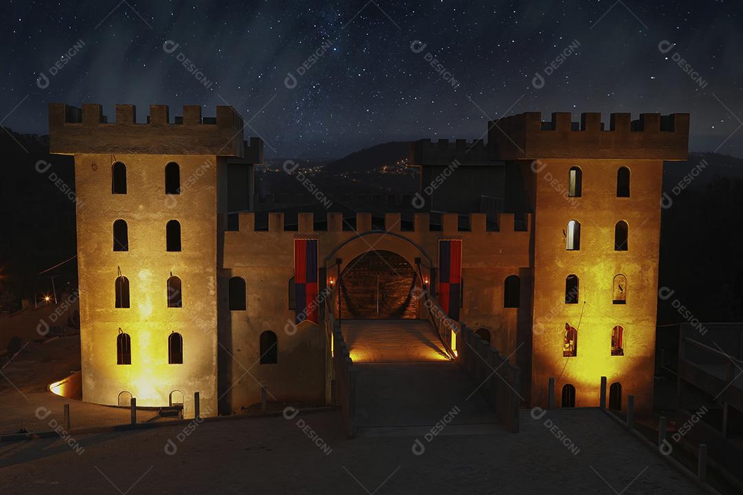 Fachada do castelo iluminando Imagem JPG