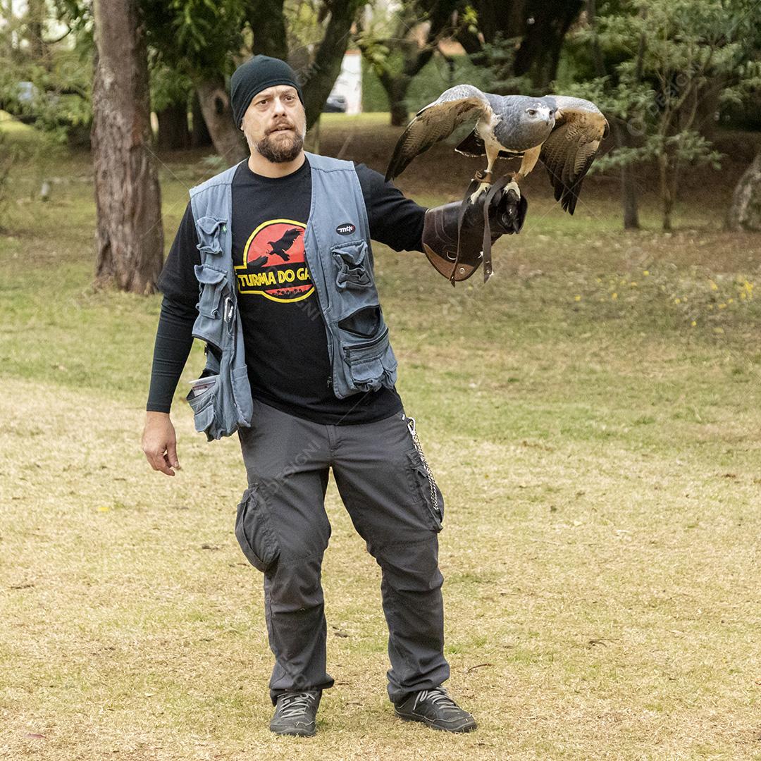 Pessoa segurando um gaviao passaro Imagem JPG