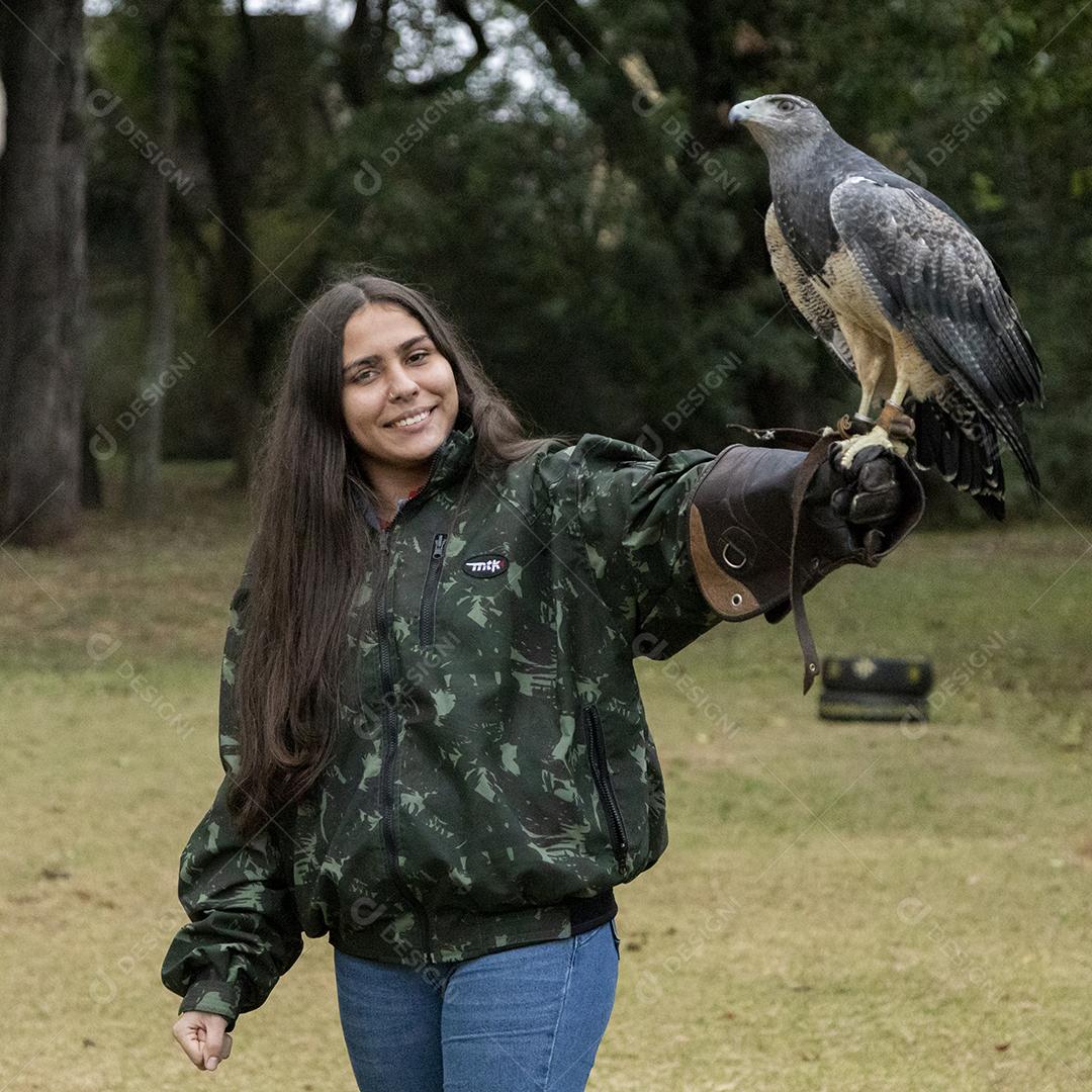Pessoa segurando um gaviao passaro Imagem JPG