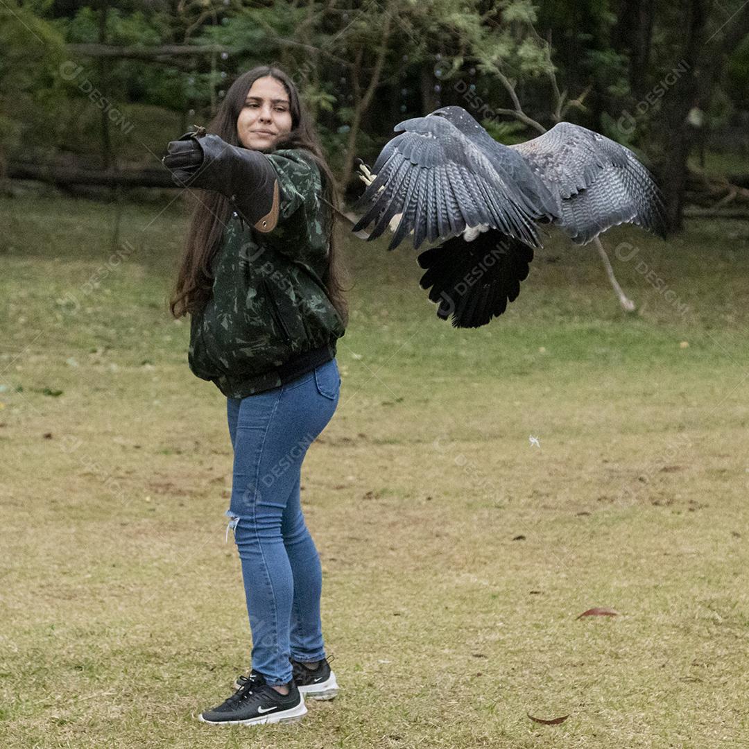 Pessoa segurando um gaviao passaro Imagem JPG