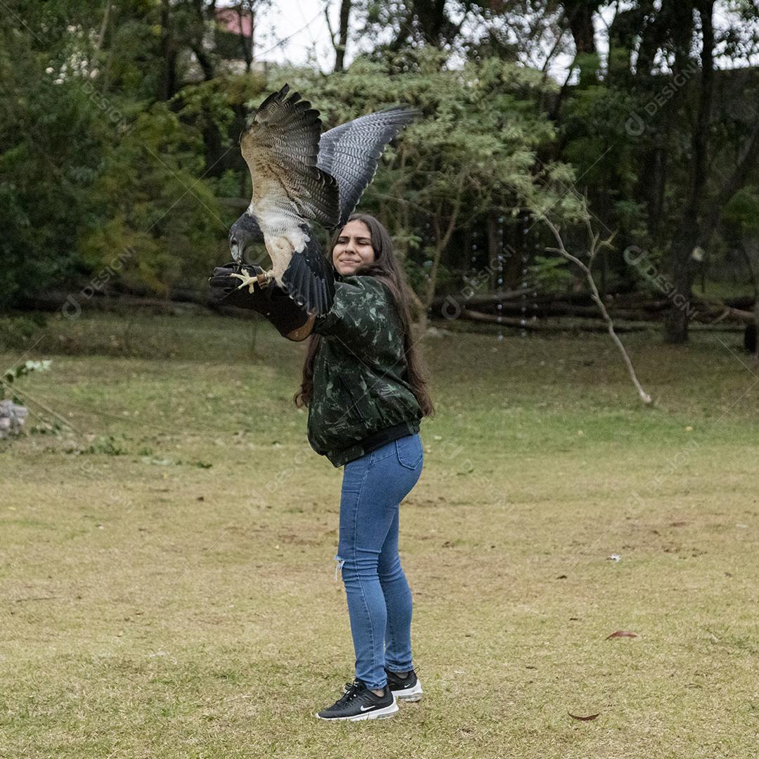 Pessoa segurando um gaviao passaro Imagem JPG