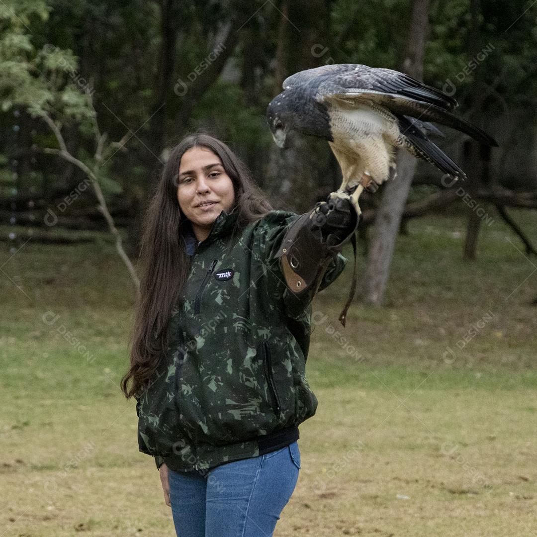 Pessoa segurando um gaviao passaro Imagem JPG