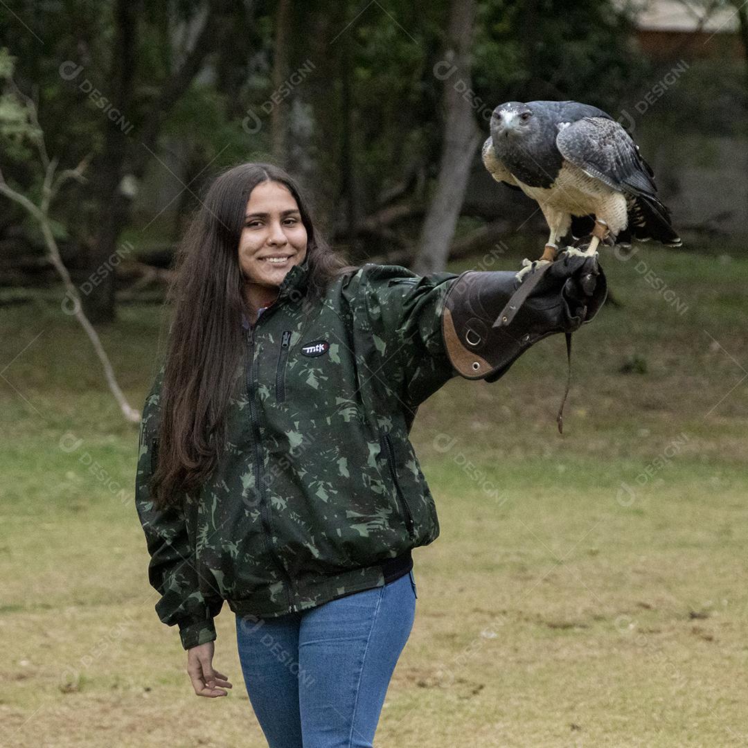 Pessoa segurando um gaviao passaro Imagem JPG